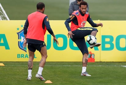 Un Neymar poco sonriente se entrena con Brasil tras acusación de violación