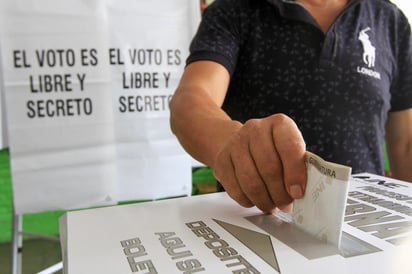 En caso de que haya ciudadanos que estén en la fila y hayan llegado antes de las 18:00 horas, las casillas permanecerán abiertas hasta que vote el último de ellos. (NOTIMEX)