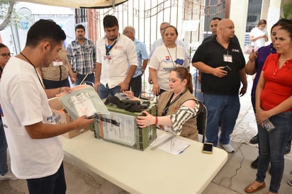 Algunas casillas terminaron el conteo en una hora, pues apenas tenían 100 votos de 500 disponibles. (EL SIGLO DE TORREÓN)