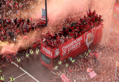 En un ambiente de alegría, el camión que transportaba al campeón europeo se paseó por las calles de Liverpool para que los jugadores festejaran con los aficionados. (EFE)