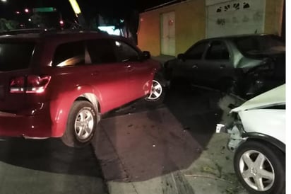 La camioneta terminó derribando un poste de madera propiedad de una empresa de telefonía.