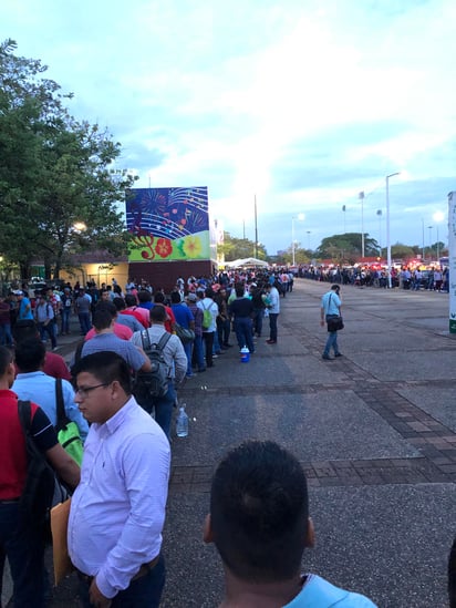 Desde anoche llegaron los primeros aspirantes, y esta mañana las filas ya superaban el medio kilómetro, así como decenas de vehículos aparcados a lo largo de la prolongación de Paseo Usumacinta. (NOTIMEX)