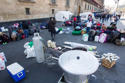 En la imagen, desplazados de las comunidades de la zona alta de Guerrero que permanecieron casi mes y medio en campamentos frente a Palacio Nacional en el Zócalo capitalino. (ARCHIVO)