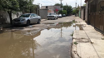 El principal problema se presentó en dos colonias en las que el drenaje se colapsó debido a la acumulación del agua de lluvia y comenzó a brotar. (EL SIGLO DE TORREÓN)