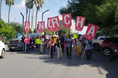 El grupo de antorchistas avanzó por algunas calles de la ciudad, llegó al Palacio Federal y luego se apostó en la presidencia. (EL SIGLO DE TORREÓN)