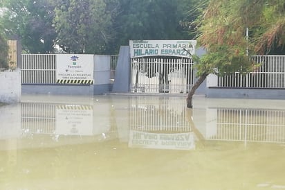 La escuela Hilario Esparza se convirtió prácticamente en una alberca. (CUAUHTÉMOC TORRES)