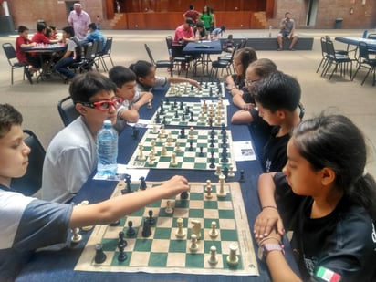 Una gran cantidad de estudiantes se dieron cita en el Instituto Cumbres Alpes de Torreón, para tomar parte en el deporte-ciencia.