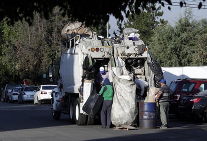 Ahora, se prepara un reglamento en la Ciudad de México para que las personas sorprendidas tirando basura sean castigadas con trabajo comunitario, por ser una falta administrativa de acuerdo con la Ley de Cultura Cívica. (ARCHIVO)