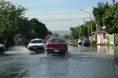 En caso de tormenta, si no es urgente conducir el vehículo, espere el tiempo prudente a que cese la lluvia y escuche las indicaciones por la radio o mediante las redes sociales. (ARCHIVO)