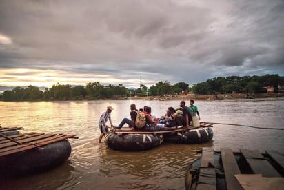 Unos 400 migrantes centroamericanos cruzaron la frontera hacia México el martes con la esperanza de llegar a Estados Unidos para solicitar asilo. (EFE)