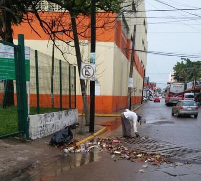 José Del Carmen Rebolledo, conductor de una de las unidades, comentó que hay unos mil 600 empleados y un tercio que por lo general permanece inactivo porque las unidades luego de salir del taller vuelven a fallar. (TWITTER)