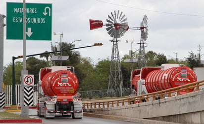 De aplicarse la medida arancelaria, estimó, podría desincentivar la exportación hacia Estados Unidos, por consiguiente, el flujo de mercancías, lo que afectaría al transporte de carga. (ARCHIVO)
