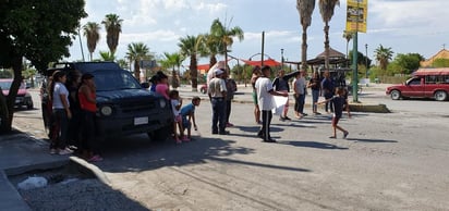 Fue alrededor de las 4 de la tarde de este martes que un grupo de aproximadamente 20 vecinos acudieron hasta la citada vía para cerrar las calles. (EL SIGLO DE TORREÓN)