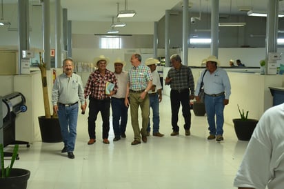 El edificio de la Comisión Nacional del Agua (Conagua) en Torreón, donde laboran alrededor de 120 empleados, fue reabierto ayer tras 35 días en que fue tomado por organizaciones campesinas. (FERNANDO COMPEÁN)