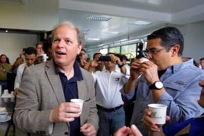 El vicepresidente del BM para AL y el Caribe, Axel van Trotsenburg, (i) junto al presidente de Honduras, Juan Hernández. (ARCHIVO)