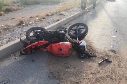 El motociclista fue atendido por socorristas de la Cruz Roja. (EL SIGLO DE TORREÓN)