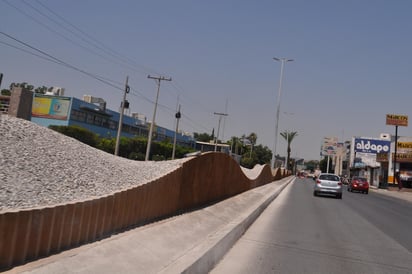 Las obras que se realizan en el camellón central del bulevar Revolución impedirán el paso peatonal. (FABIOLA P. CANEDO)