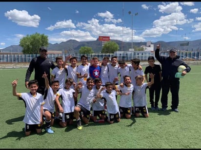 Los jóvenes laguneros, de entre 11 y 12 años de edad, celebraron la victoria en la gran final estatal y ahora se alistan para jugar en Acapulco. (ESPECIAL)