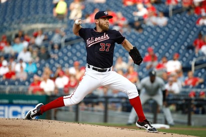 Stephen Strasburg permitió 5 carreras en 5 entradas para llegar a su sexta victoria de la campaña, y la número 100 de su carrera. (AP)