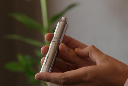 Dejando a un lado el porro, fumar en vaporizadores o en las futuristas y discretas 'plumas' ayuda a hacer más amable la imagen del fumador y romper así con viejos estigmas sociales. (EFE)