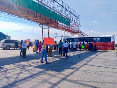 Los manifestantes se negaron por casi tres horas a liberar los accesos de la ciudad, a pesar de que se ocasionó un caos vehicular en la carretera y molestia por parte de los automovilistas. (EL SIGLO DE TORREÓN)
