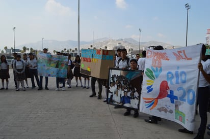 Estudiantes de bachillerato exigieron, en una protesta, acciones para combatir el cambio climático. (ROBERTO ITURRIAGA)