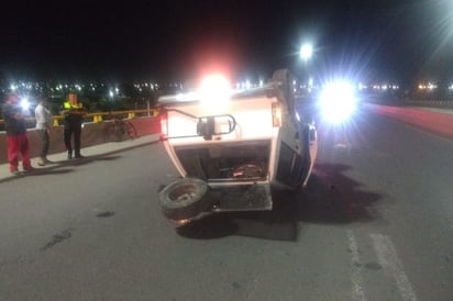 La unidad terminó en medio de la carretera volcada con las llantas hacia arriba. El conductor fue llevado a un hospital del sector. (EL SIGLO DE TORREÓN)