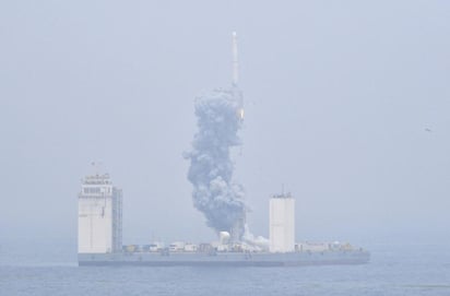 China lanza con éxito por primera vez un cohete desde una plataforma móvil en la costa del Mar Amarillo. (EFE)