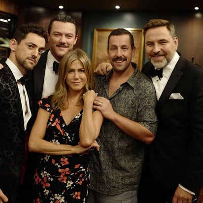 El actor, quien diera vida a Javi Noble en la cinta 'Nosotros los Nobles' subió una fotografía a su cuenta de Instagram donde se le ve posando para la cámara con los protagonistas de la cinta, Jennifer Aniston y Adam Sandler. (ESPECIAL)