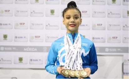 Fernández detalló que Norma Itzel ganó 7 medallas de oro; 5 de forma individual en aro, pelota, clavas, cinta y all around; 2 de oro en conjunto all around y aro; así como una medalla de plata en conjunto cinta. (ESPECIAL)
