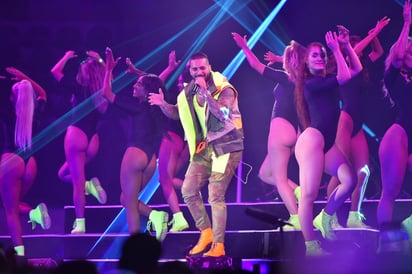 Espectacular. Con una gran producción, Maluma se presentó anoche en el Coliseo Centenario, donde puso a cantar y bailar a sus seguidores con sus grandes éxitos. (EL SIGLO DE TORREÓN/Ernesto Ramírez)