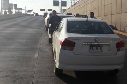 El percance originó un lento tránsito vehicular por varios minutos. (EL SIGLO DE TORREÓN)