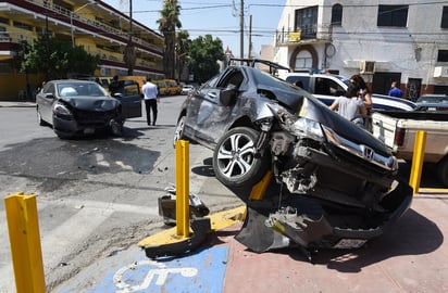 Las protecciones metálicas evitaron que el auto chocara contra el inmueble de la esquina. (EL SIGLO DE TORREÓN)