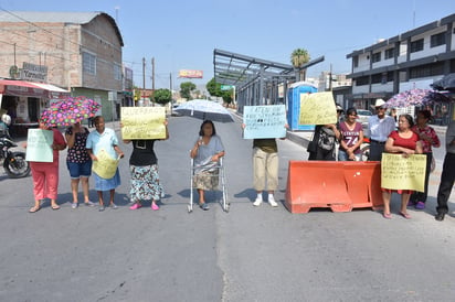 El pasado miércoles, un grupo de vecinos de la colonia Nueva Aurora de Torreón se manifestaron por la falta de agua potable. (EL SIGLO DE TORREÓN)