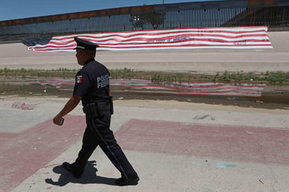 Trump aseguró que ese incremento de los cruces de personas indocumentadas se debe al rechazo por parte de los demócratas en el Congreso estadounidense y del gobierno mexicano de ceder e la reforma migratoria. (EL UNIVERSAL)