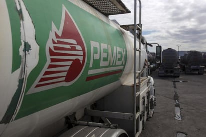 La modificación de la calificación de Petróleos Mexicanos (Pemex) por parte de Fitch elevará el costo de la empresa a la hora de refinanciar o buscar deuda nueva en los mercados, consideró el consultor energético de Mercury LLC, Arturo Carranza. (ARCHIVO)