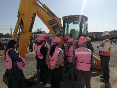 Las mujeres reciben capacitación teórica y práctica sobre el el manejo de este tipo de máquinas. (EL SIGLO DE TORREÓN)
