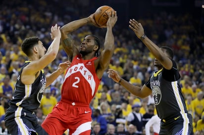 Kawhi Leonard (c) metió 36 puntos y bajó 12 rebotes, en la victoria de los Raptors 105-92 sobre los Warriors de Golden State.