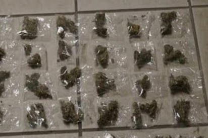 Detienen a dos jóvenes con dosis de marihuana y cristal.