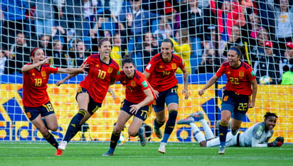 Jennifer Hermoso (10) anotó dos goles desde el tiro penal para afianzar la victoria de su selección ante Sudáfrica. (EFE)