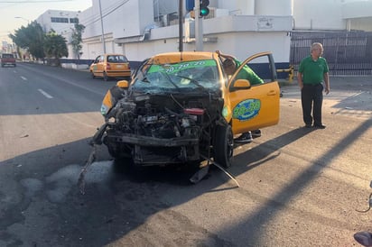 El taxi terminó con el frente prácticamente destruido tras impactarse contra uno de los costados de una grúa industrial. (EL SIGLO DE TORREÓN)