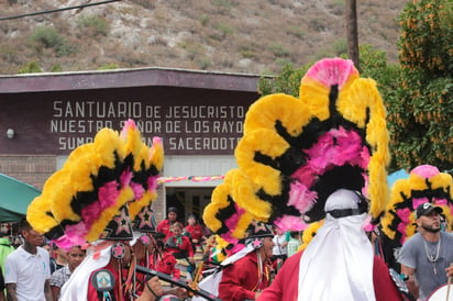 Devoción. El santuario, que resguarda una escultura del Señor de los Rayos bendecida por abades de Temastián (Jalisco), se encuentra en la colonia Mijares de Torreón.