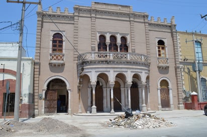 Obras en la Casa Mudéjar seguían el sábado en la tarde, esto a pesar de que el INAH pidió detenerlas por carecer de licencia. (ROBERTO ITURRIAGA)