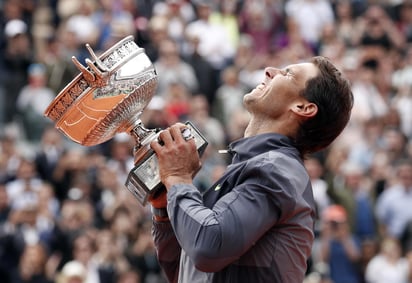 Quince años después de su primera victoria sobre la tierra batida de París, Nadal necesitó de tres horas y un minuto para escribir una nueva página de su legendaria historia. (EFE)