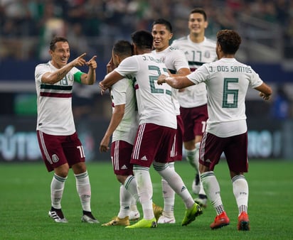 Jugadores de la Selección Mexicana celebran con Luis Montes luego de que marcara el segundo tanto del Tricolor en el juego de ayer. (AP)