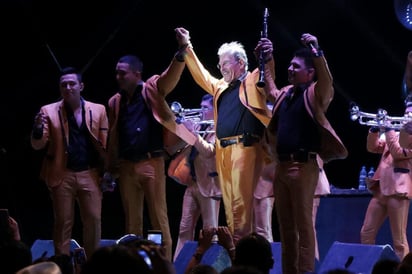 Baile. La Arrolladora Banda El Limón la que deleitó al público con sus éxitos en la terraza en la Feria Nacional Gómez Palacio. (ARCHIVO)