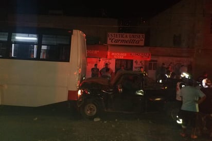 La camioneta se impactó en la parte posterior del autobús. (EL SIGLO DE TORREÓN)