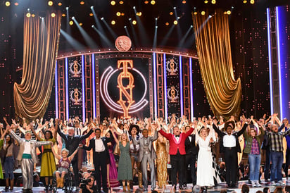 Ceremonia. El anfitrión James Corden, quinto de derecha a izquierda, actúa junto a actores de musicales nominados al Tony. (AP)