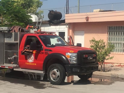 Elementos del departamento de Bomberos acudieron al lugar a bordo de dos máquinas de ataque rápido. (EL SIGLO DE TORREÓN)
