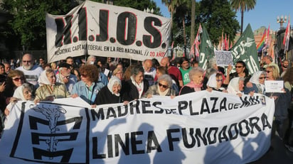 Las Abuelas de Plaza de Mayo, una organización de derechos humanos que tiene como objetivo localizar y restituir a sus legítimas familias todos los niños desaparecidos por la dictadura militar, agradeció las muestras de afecto por su labor y pidió paciencia hasta el jueves para brindar toda la información del caso. (ARCHIVO)